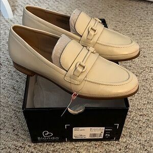 Blondo women’s Benita Bone Leather Loafers NWT
